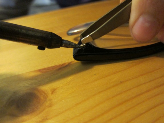 Removing hinge from glasses to be repaired